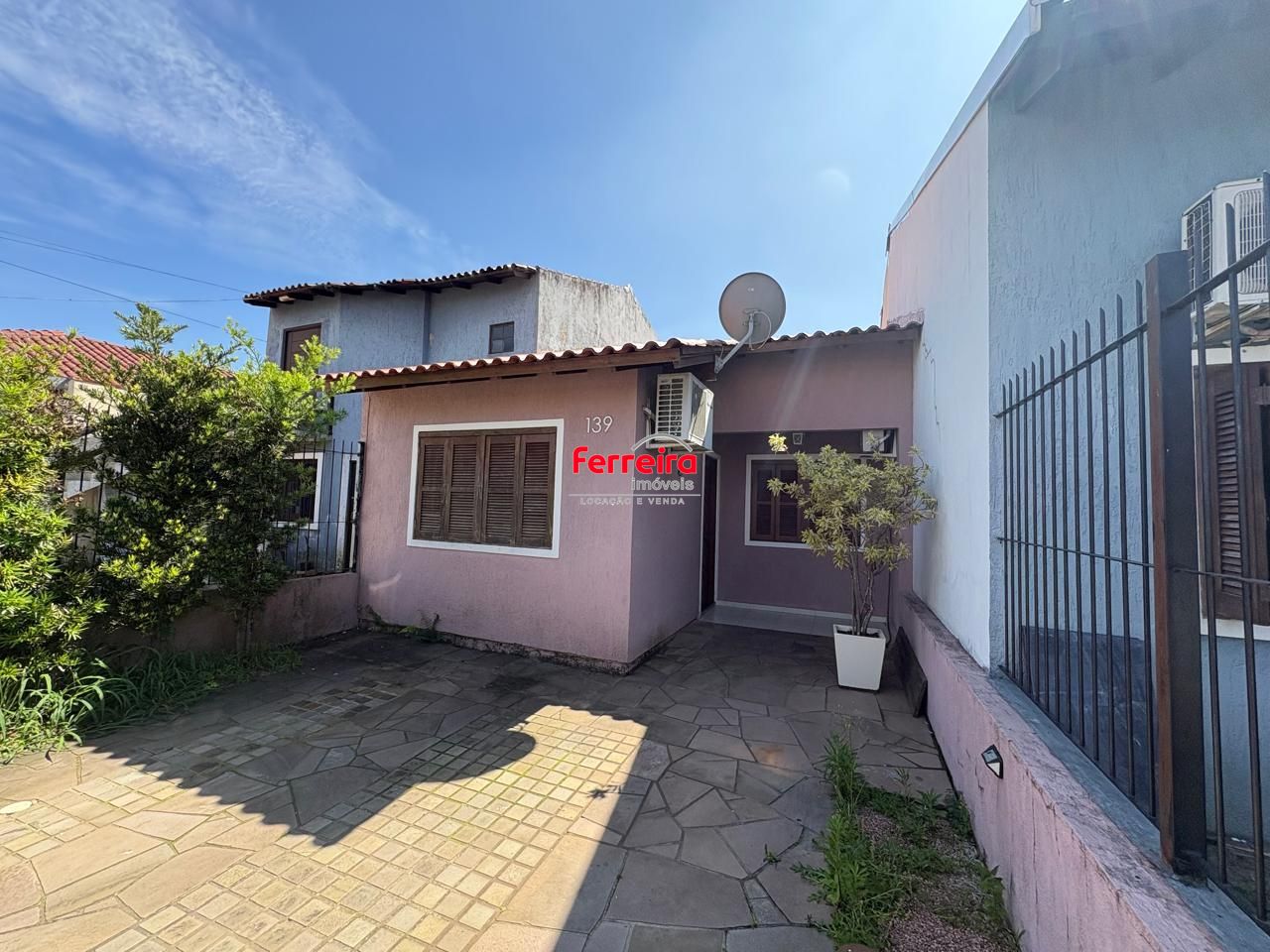 Casa térrea com 3 dormitórios, salão de festas com churrasqueira e 2 vagas de garagem.