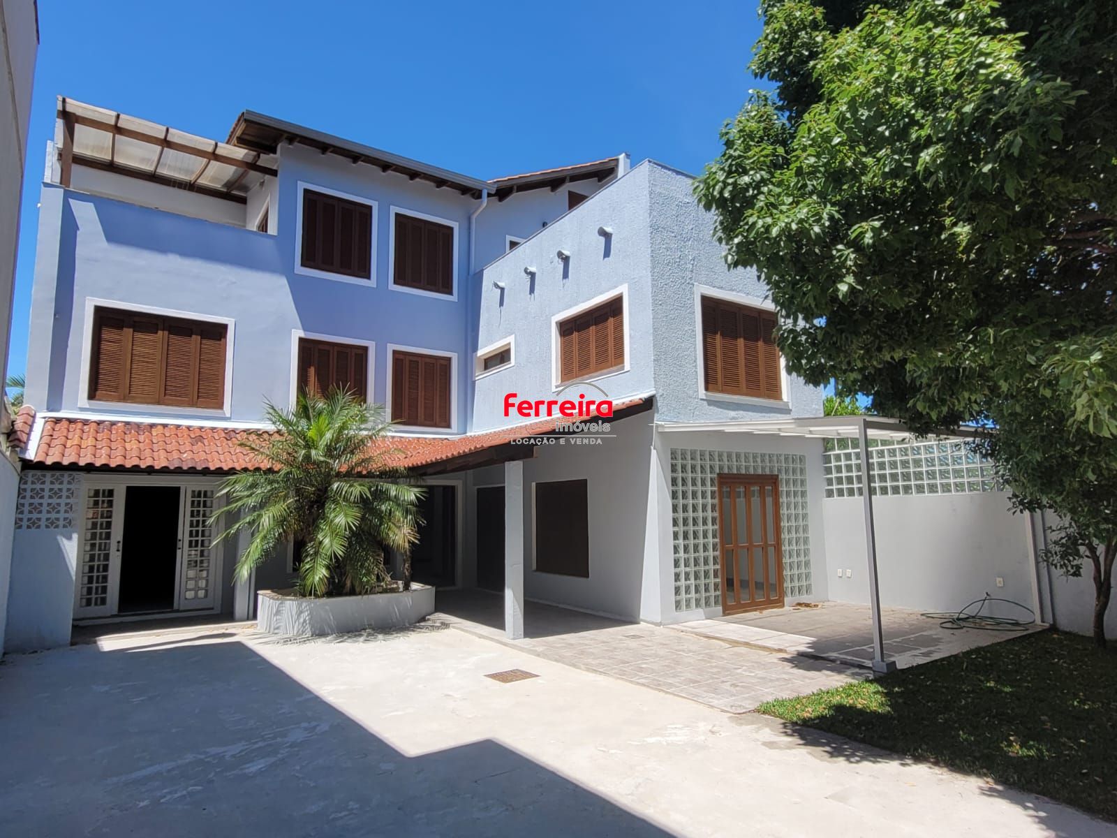 Casa no bairro Ipanema com 291 m² de área privativa e 8 garagens