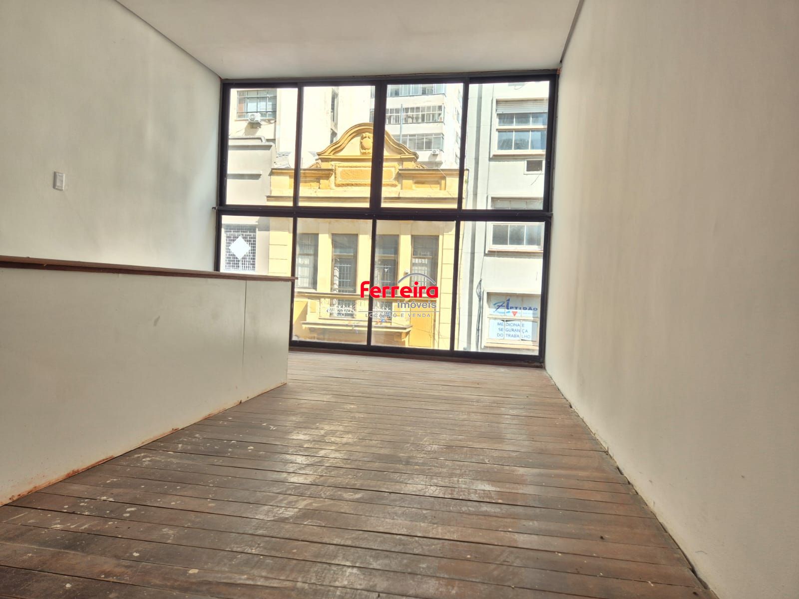 Prédio comercial com 3 andares