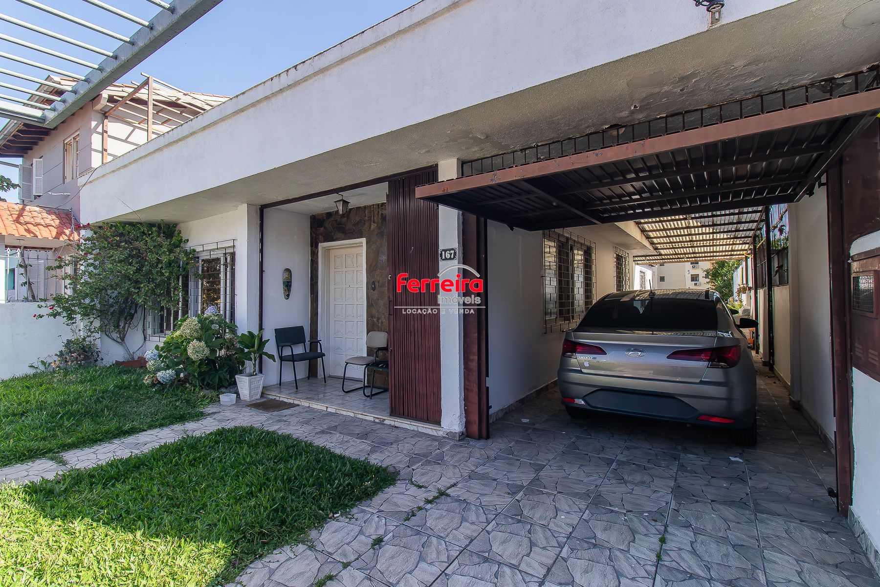 Casa 3 dormitórios, 5 vagas.