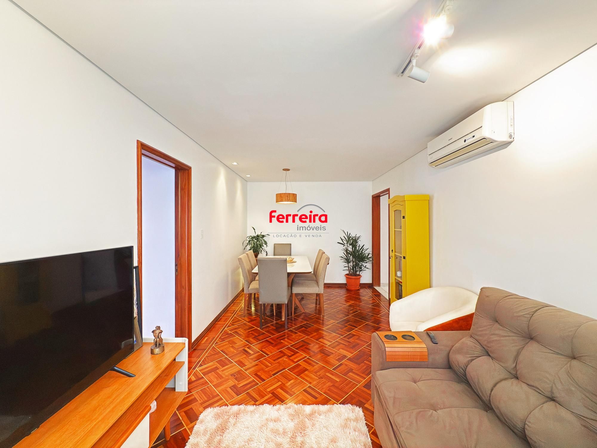Apto 82m² 3 quartos, sendo um de empregada com suíte, prédio com elevador e vaga de garagem.