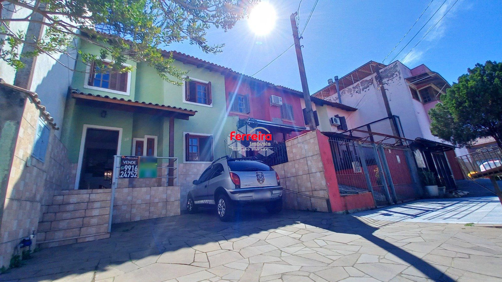 Casa de 3 dormitórios, apenas uma quadra da Av. Edgar Pires de Castro