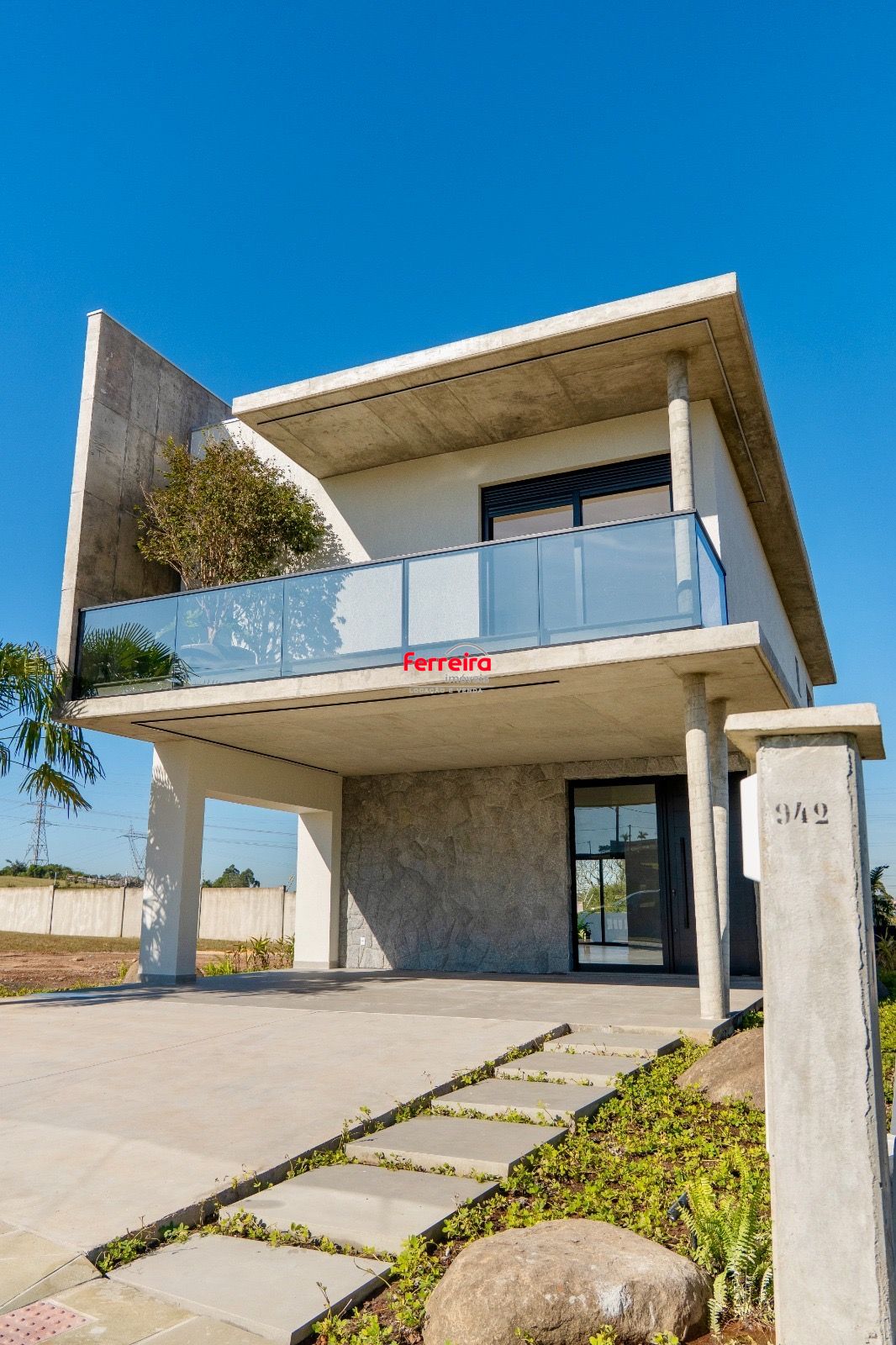 Se você procura conforto, segurança e alto padrão de acabamento, esta é a oportunidade ideal. Localizado no Condomínio Legano Reserva, com acesso rápido pela RS-448, este sobrado une a tranquilidade de um condomínio fechado à praticidade de estar próximo à capital.