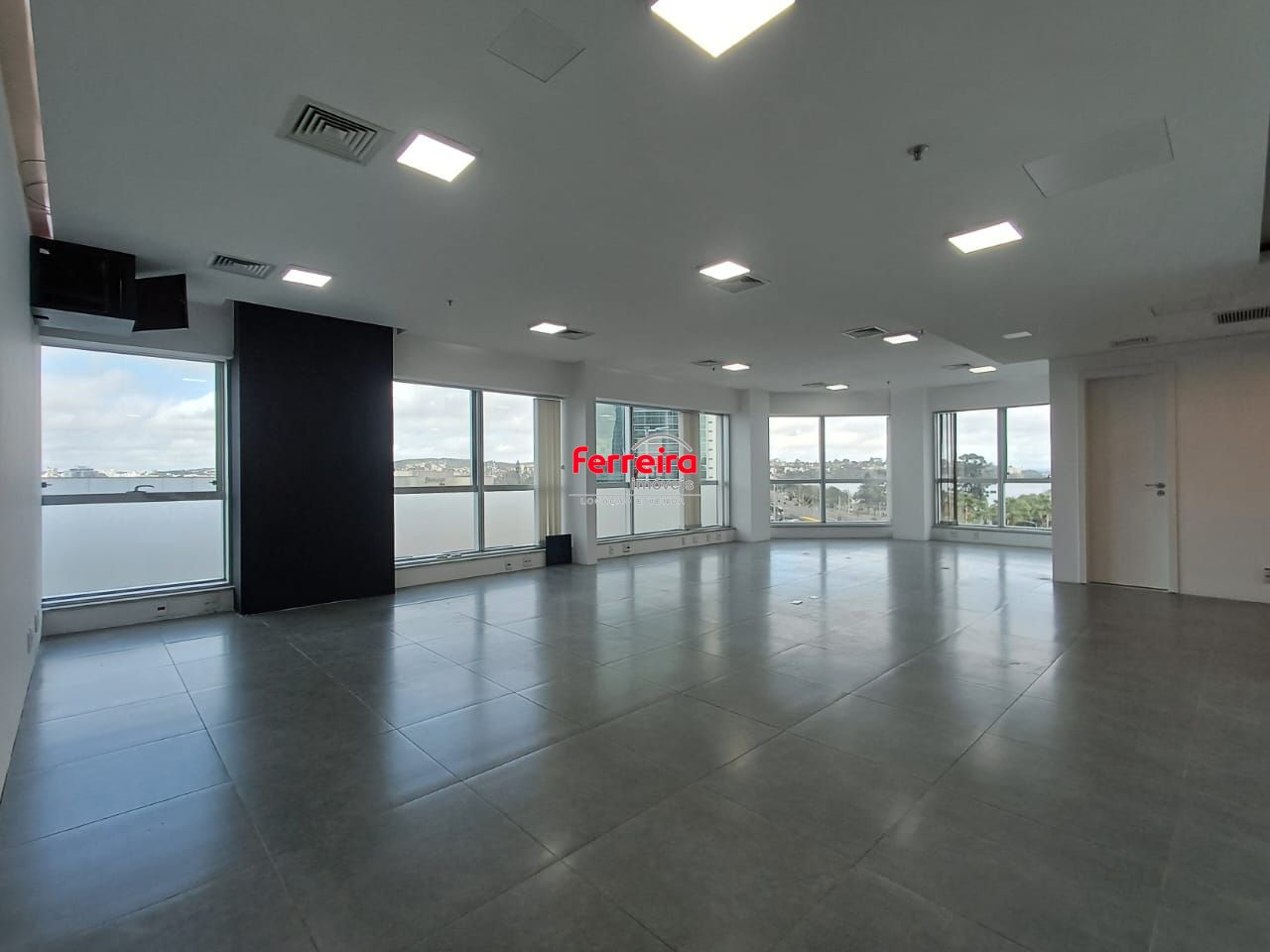 Sala comercial no Cristal Tower. Bairro Cristal. Barra Shopping Sul.