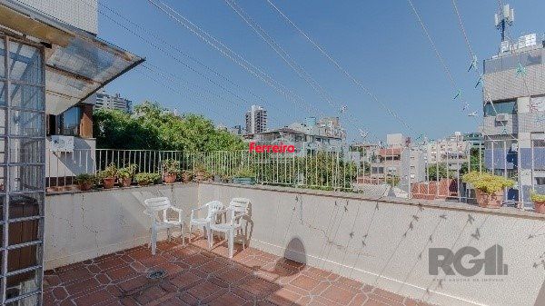 Vende-se excelente cobertura 2 quartos com suíte, 3 vagas de garagem com 156m² no Petrópolis