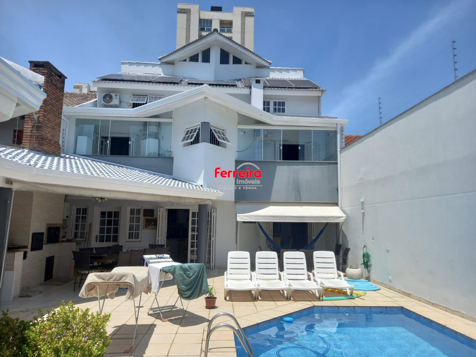 Vende-se sobrado com 5 quartos (3 suítes), 428m² e 3 vagas – Alto Petrópolis