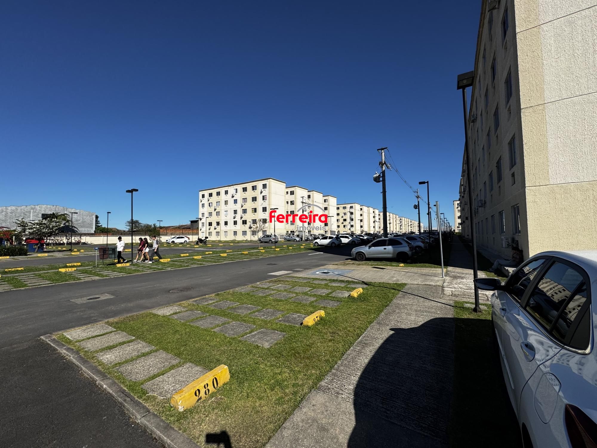 Apartamento de 2 dormitórios com garagem desocupado.