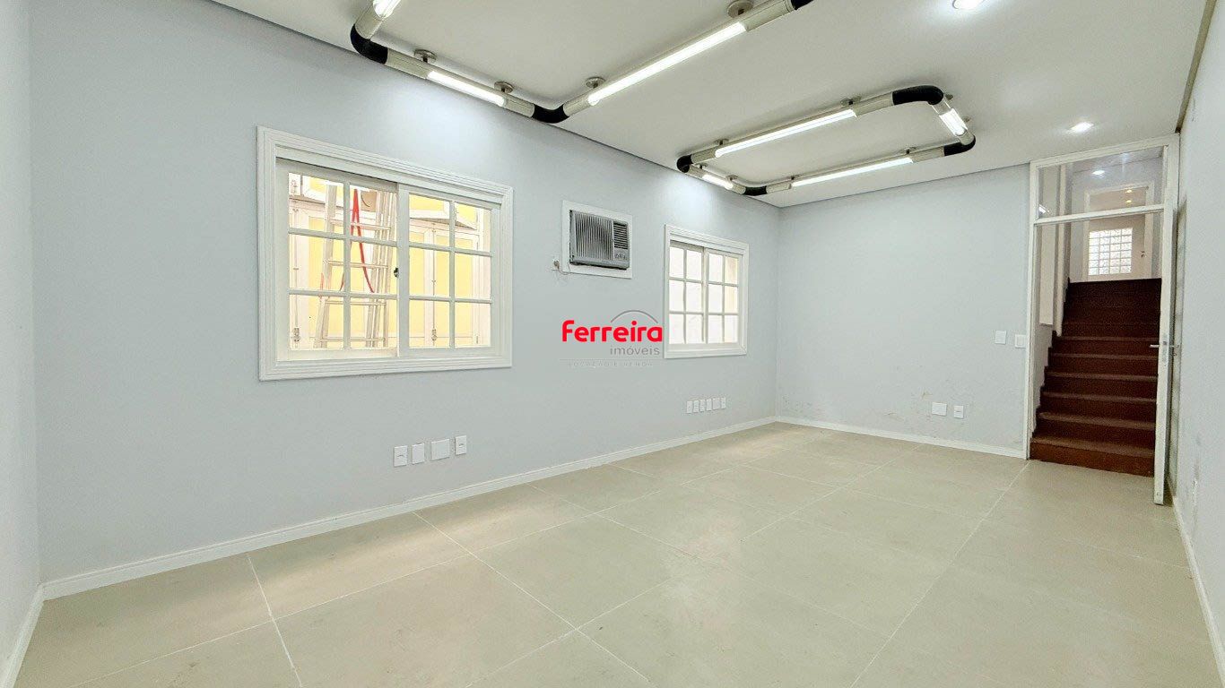 sala-ampla-iluminação-natural-bem ventilada