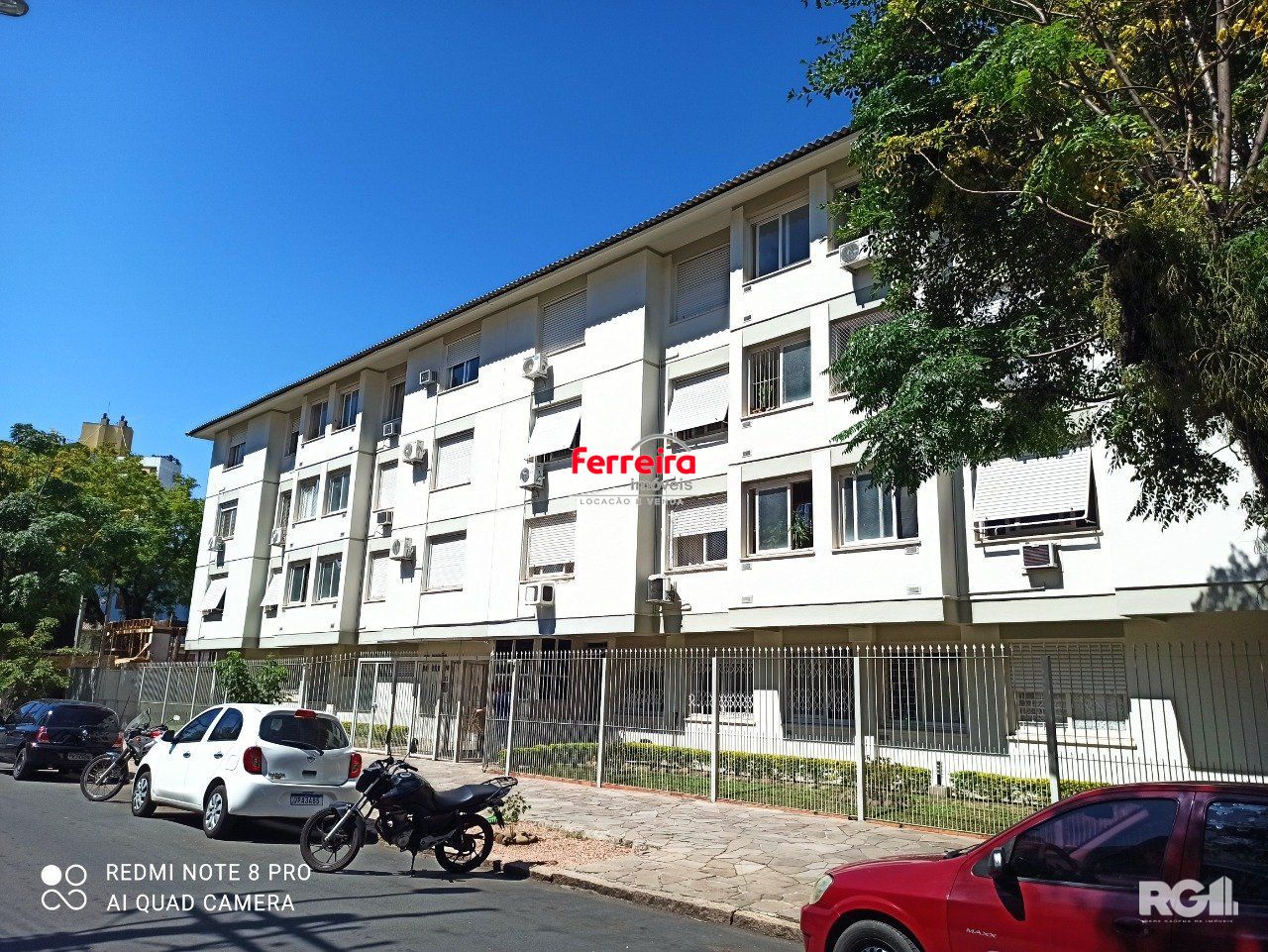 Apartamento de 2 dormitórios, banheiro social, sala, cozinha e área de serviço integrada.