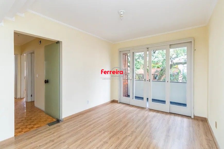 Amplo apartamento de 3 dormitórios com sacada e vaga coberta no Petrópolis