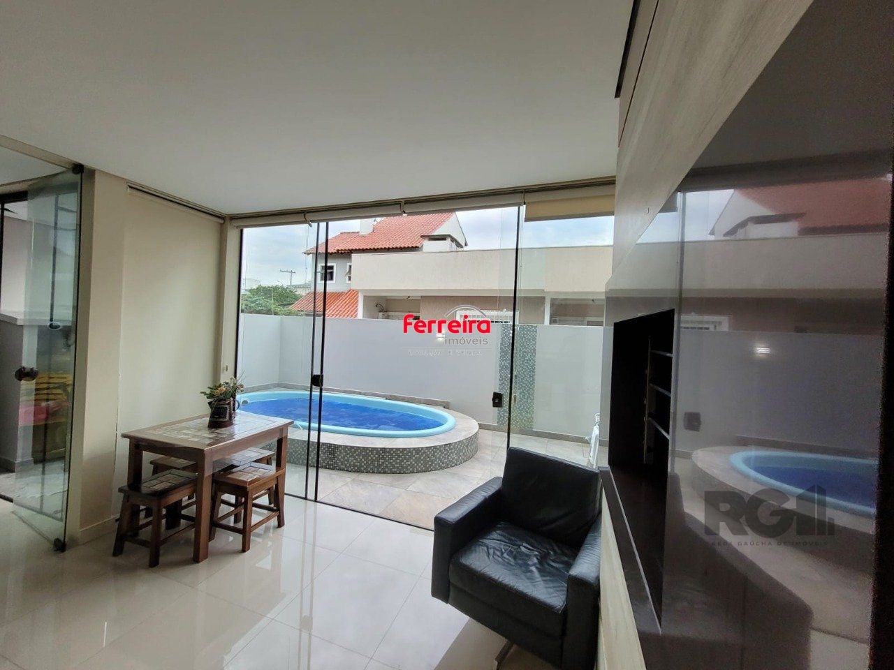 Casa com 3 quartos, 1 suíte, lareira 2 vagas no bairro Hípica, Porto Alegre/RS