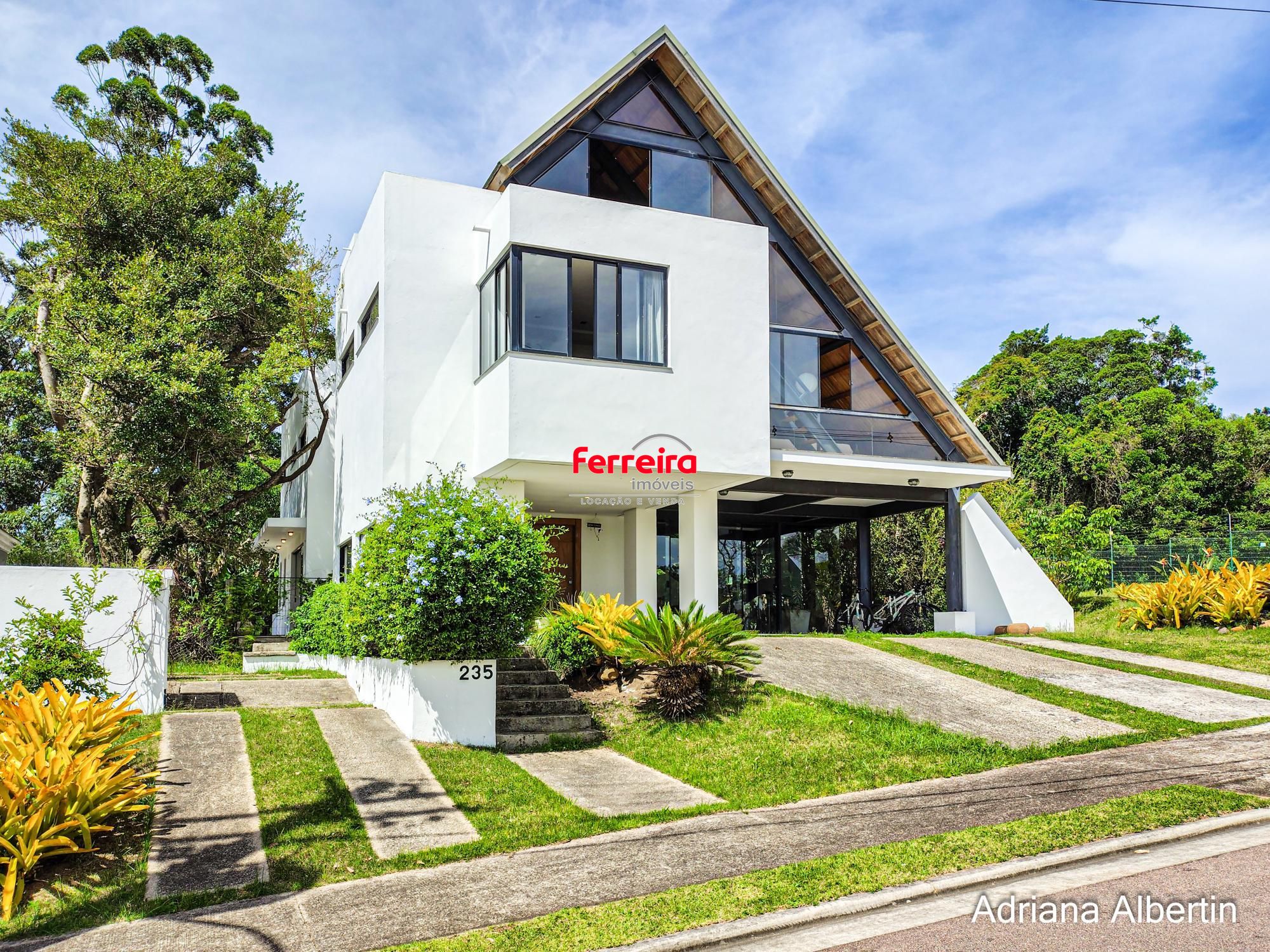 Casa com 395m² e vista para o Guaiba