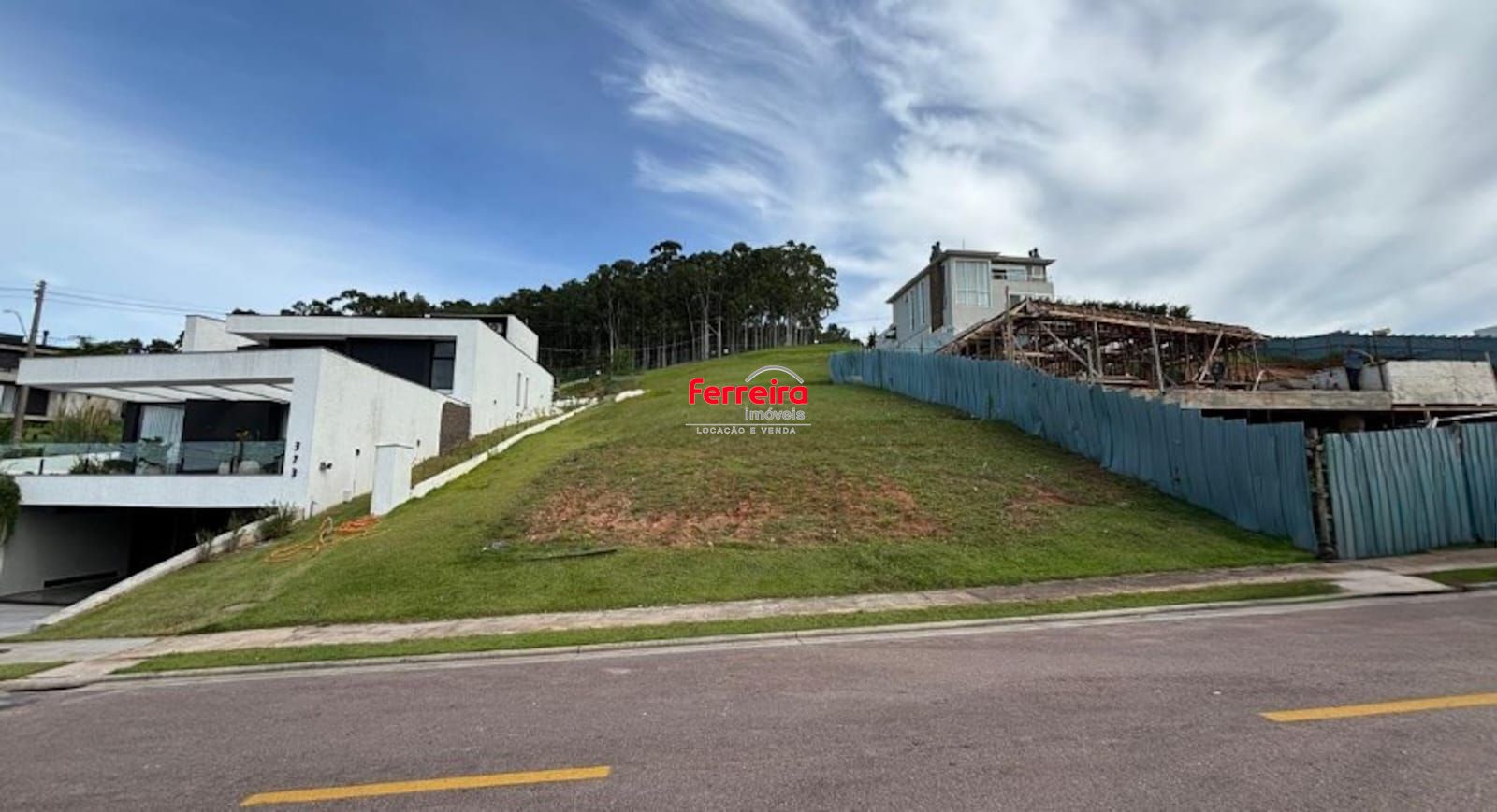 LOTE EM CONDOMÍNIO FECHADO COM 612m²