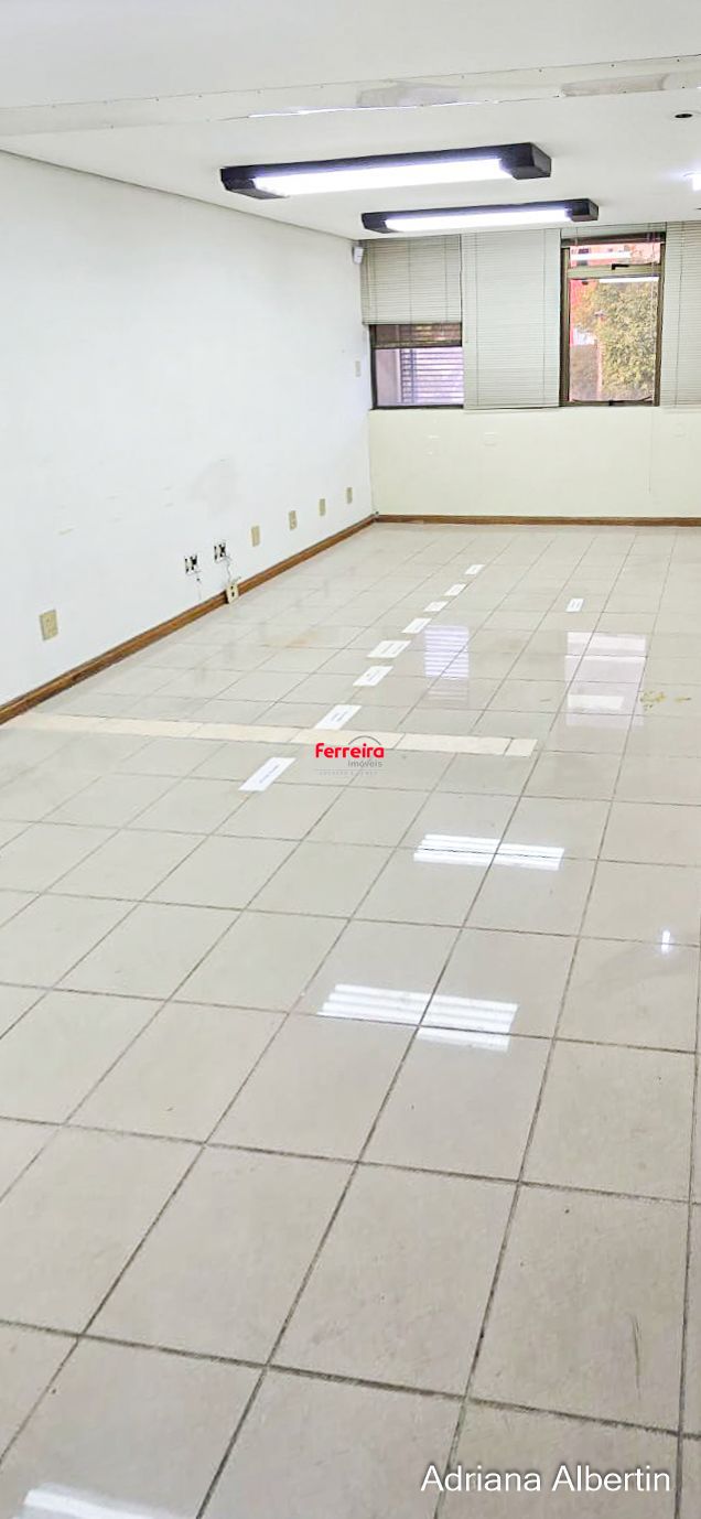 Prédio comercial com 239m²