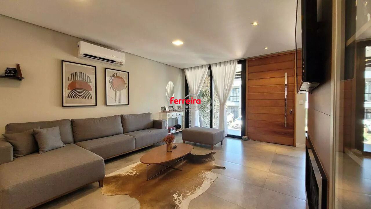 Casa em condomínio com 3 dormitórios, suíte e 2 vagas.