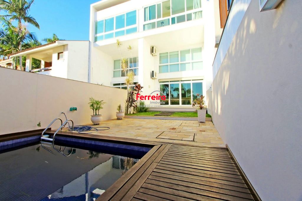 Casa semimobiliada com 3 suítes, piscina e 4 vagas na Chácara das Pedras