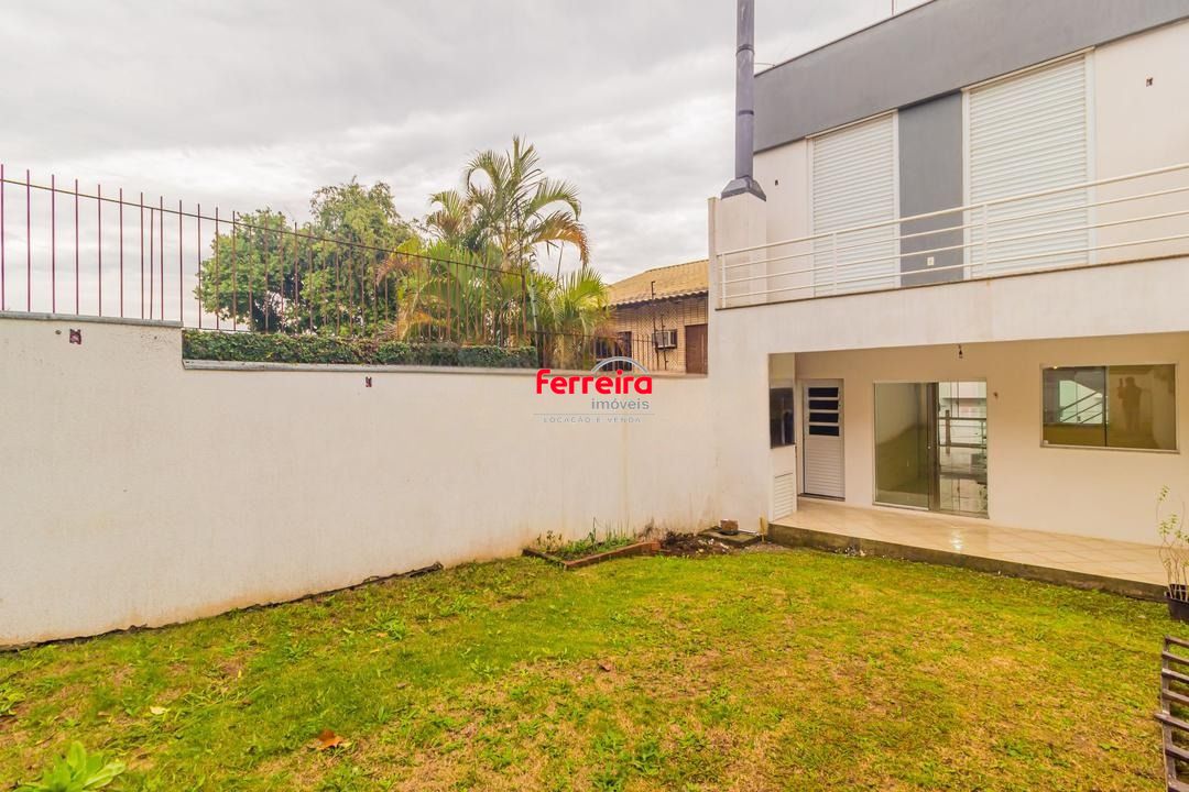 Casa com 3 dormitórios, suíte, lavabo e amplo pátio.