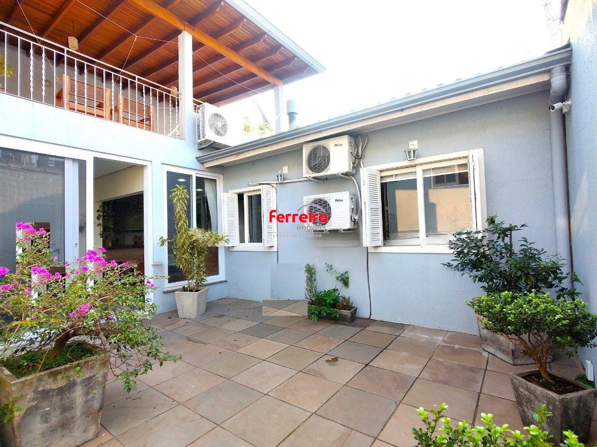 Casa com 4 dormitórios, espaço gourmet e terraço na Zona Norte de Porto Alegre