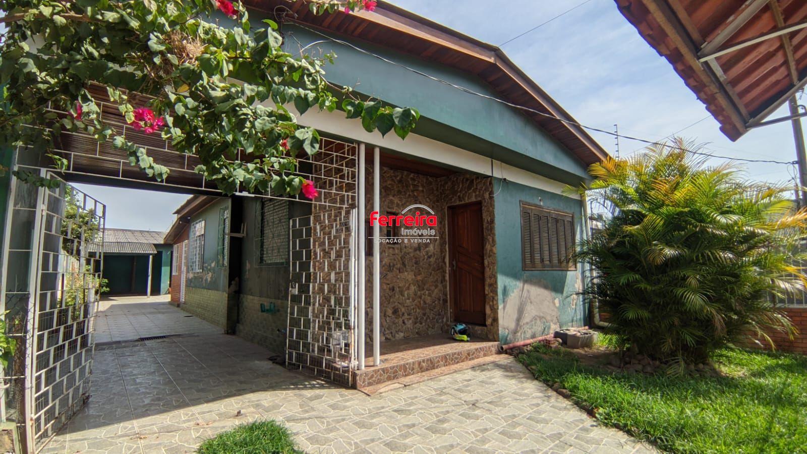 Casa com pátio, 2 dormitórios,  Avenida Vinte e Um de Abril - Sarandi