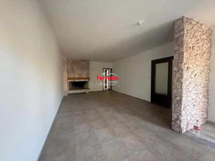 Casa térrea com 3 dormitórios e 3 vagas próxima à Carlos Gomes