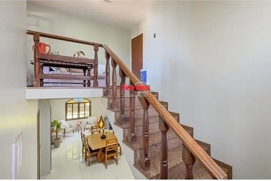 Casa térrea com 4 dormitórios, suíte e 2 vagas.