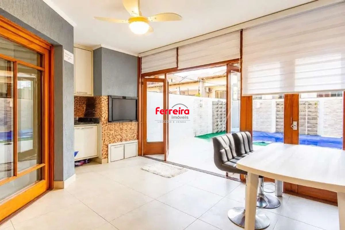 Casa com 3 dormitórios, suíte, churrasqueira e piscina.