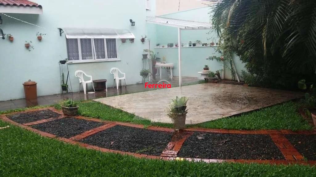 Casa com 3 dormitórios, suíte, churrasqueira e amplo pátio.