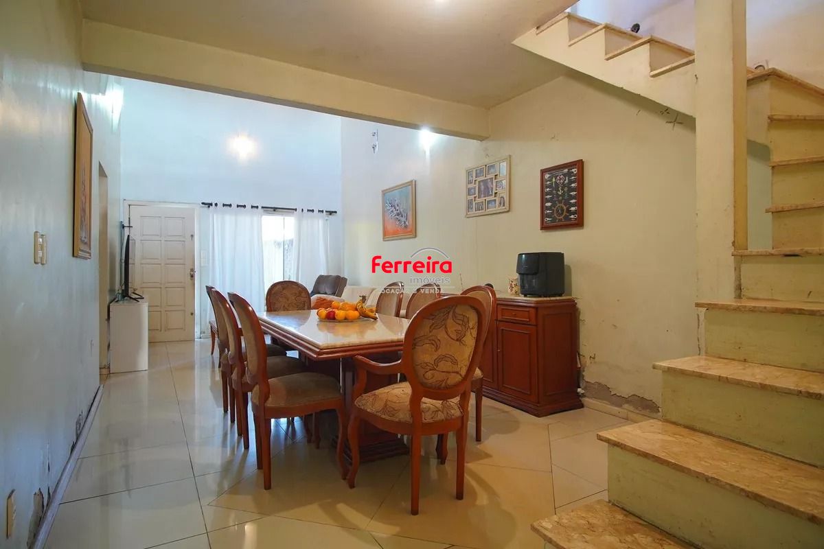 Casa Térrea com 5 dormitórios, Amplo Terreno de 300m² - Bairro Santa Rosa
