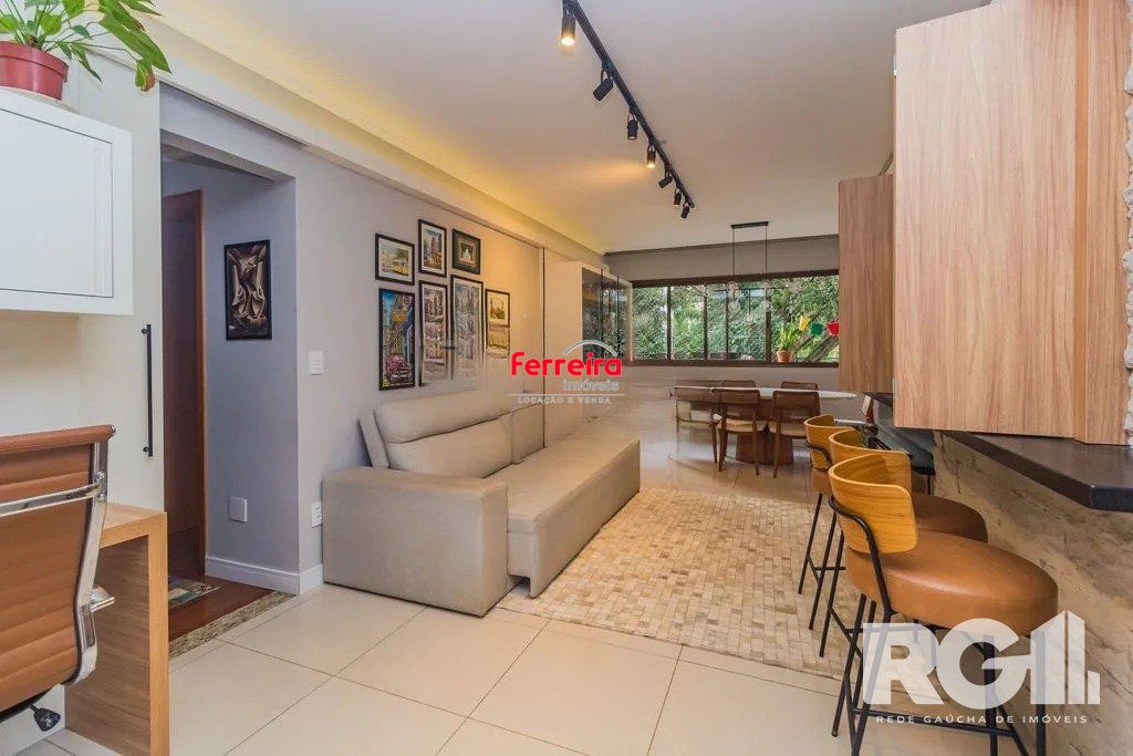 Apartamento com 94m², 3 quartos, 1 suíte, 2 vagas, no bairro Cristo Redentor em Porto Alegre..