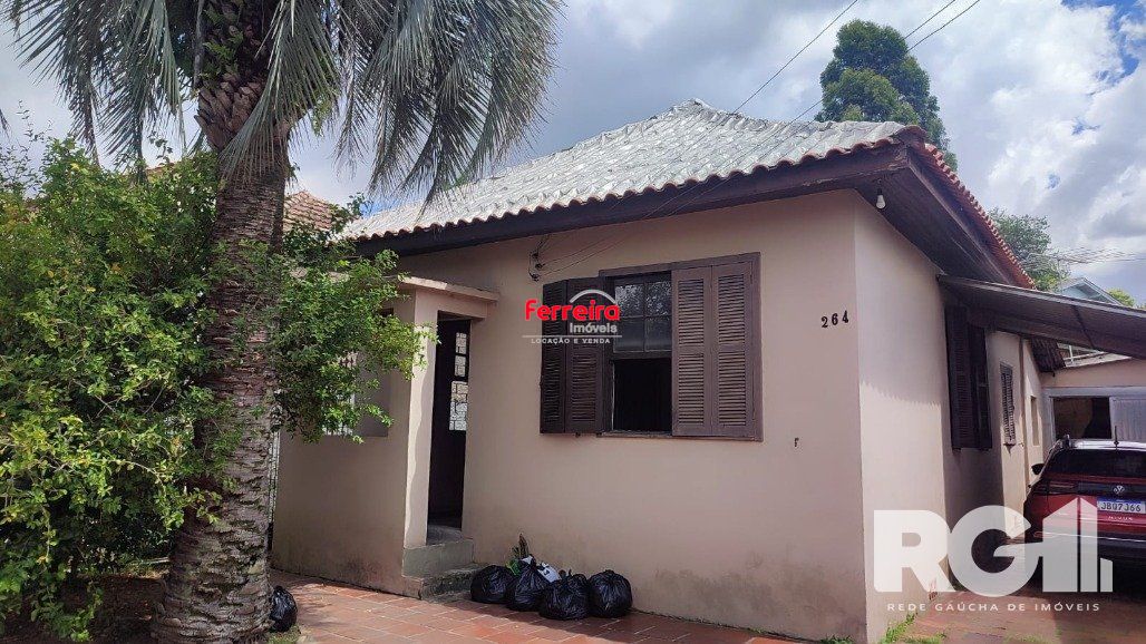 Pátio com 2 casas, 100,46 privativos 3 dorm e 57m², com 2 dorm Zeferino Dias
