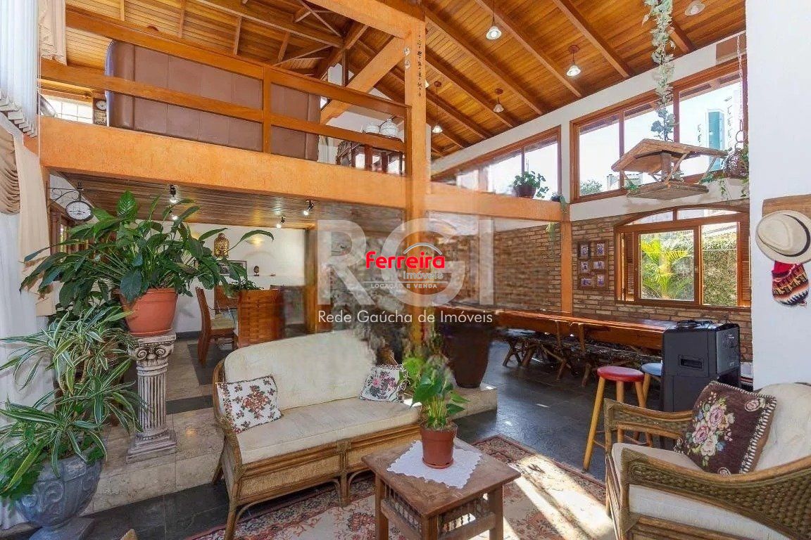 Casa com 4 dormitórios, mobiliado, com 350m² no bairro Passo D'areia
