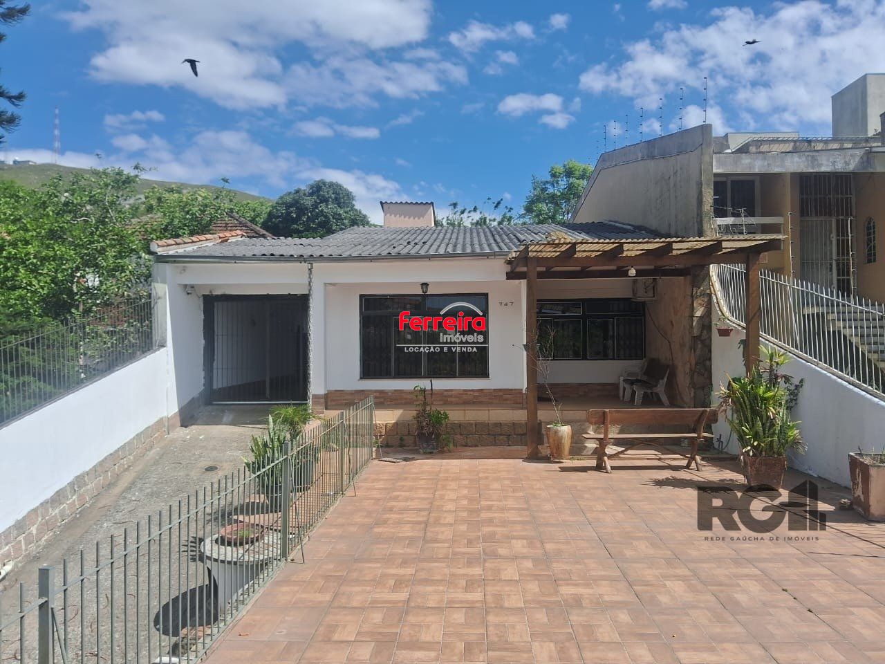 Casa residencial de 3 dormitórios com pátio, piscina e área gourmet no Bairro Glória.