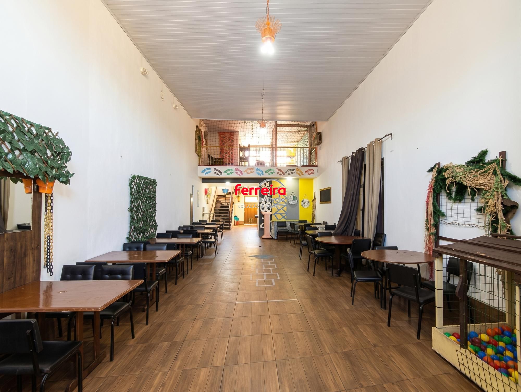 Casa comercial com 340m², localizado no bairro Cavalhada Porto Alegre/RS