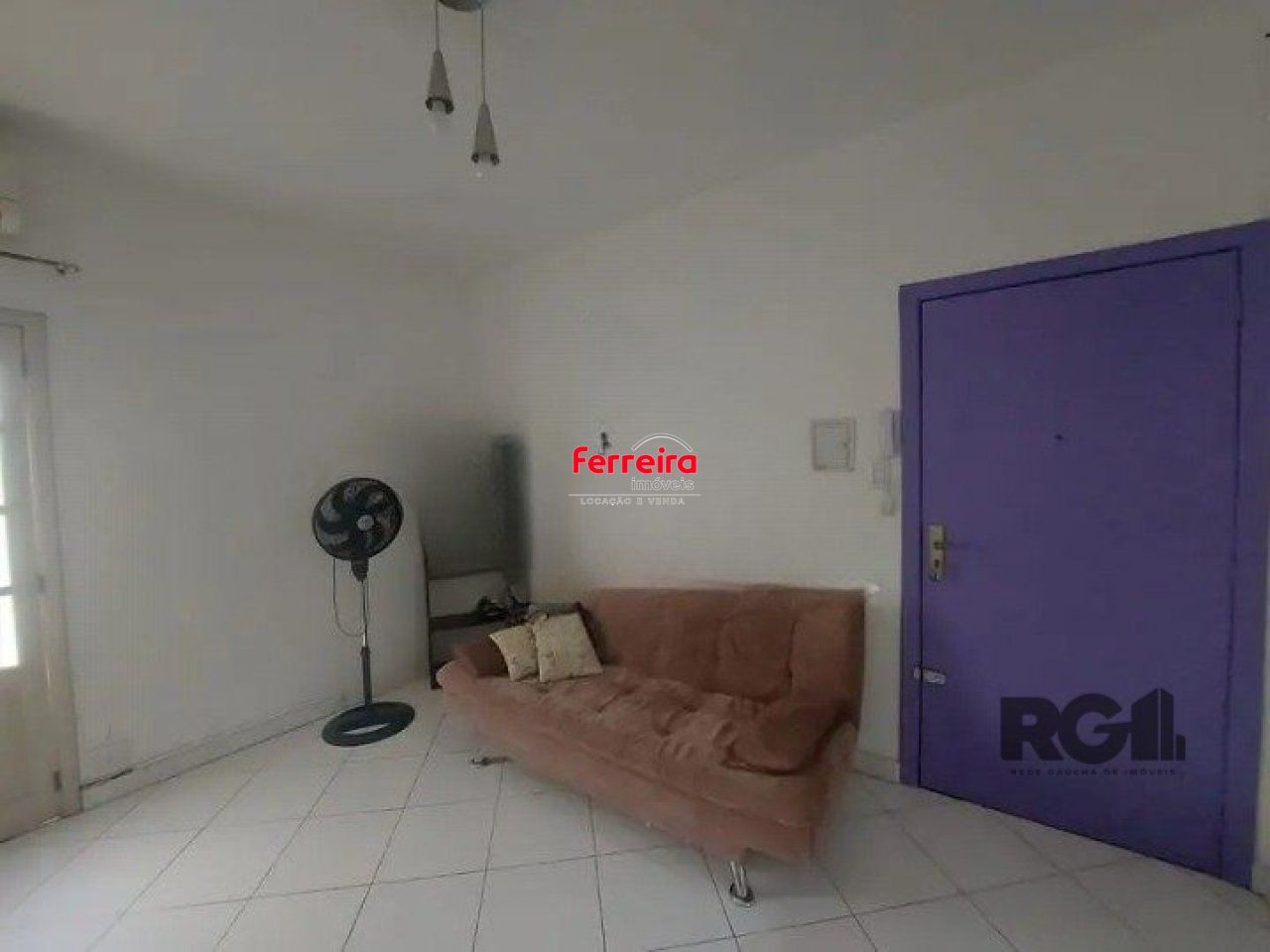 Vende-se apartamento mobiliado no bairro Menino Deus.