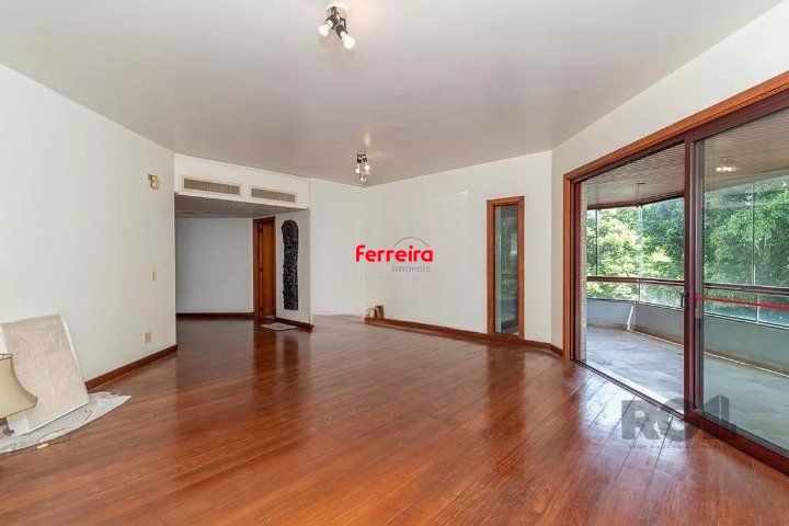 Imóvel à venda no bairro Petrópolis com 4 quartos, sendo 2 suítes, e 3 banheiros no total.