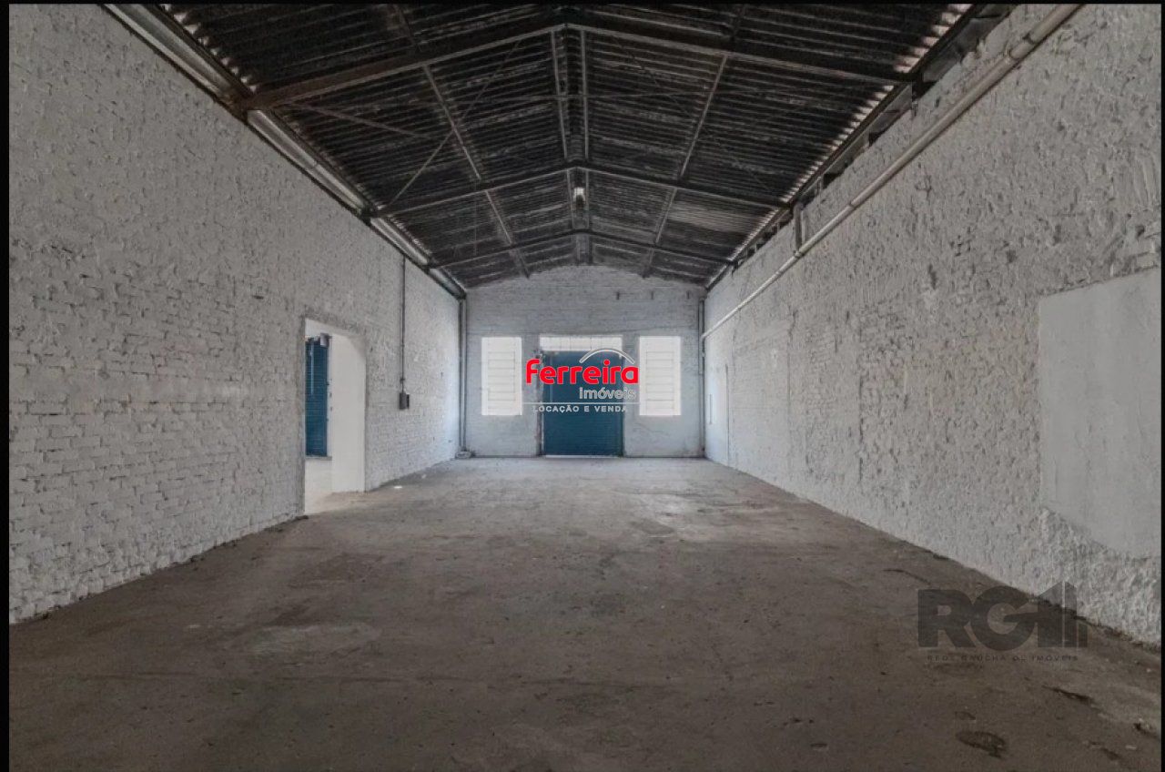 Depósito/pavilhão com 638m², localizado no bairro São Geraldo em Porto Alegre/RS.