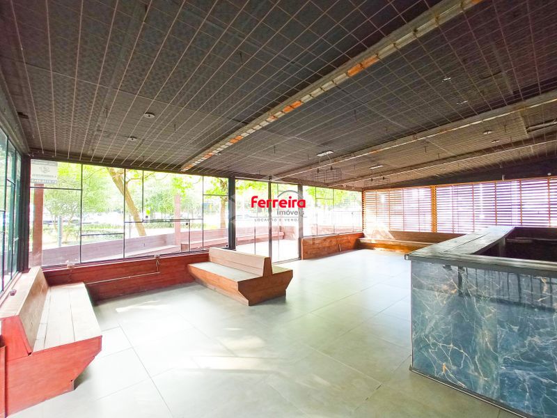 Loja com aproximadamente 100m², localizada no bairro Moinhos de Vento em Porto Alegre/RS.