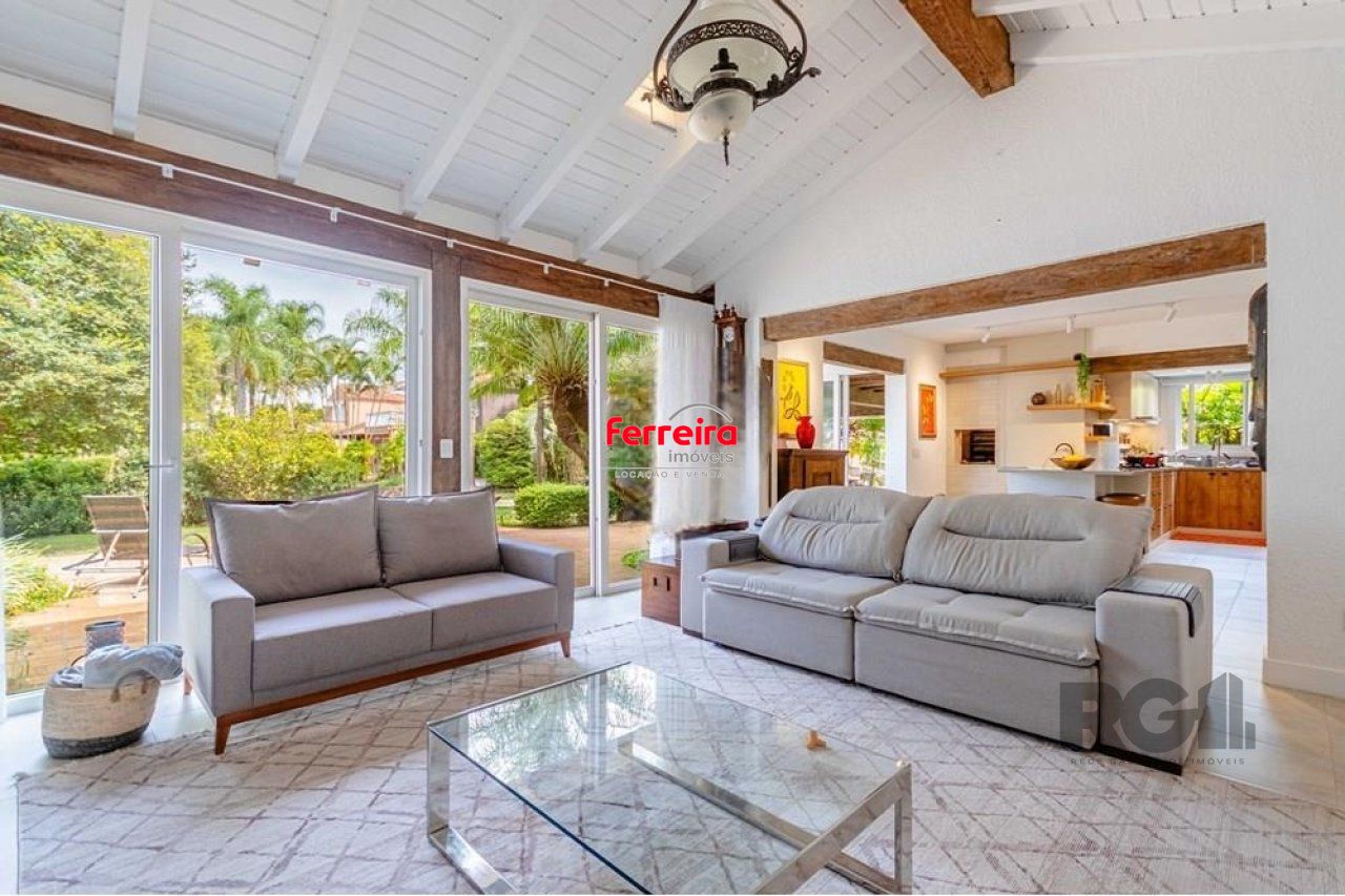 Casa com 3 dormitórios e área gourmet em condomínio à beira do rio.