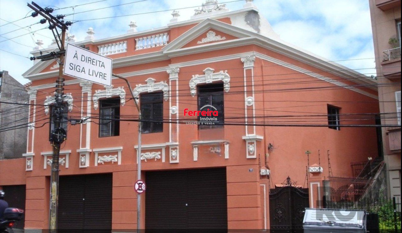 Casa com 460m² privativos localizado no bairro Floresta em Porto Alegre/RS.