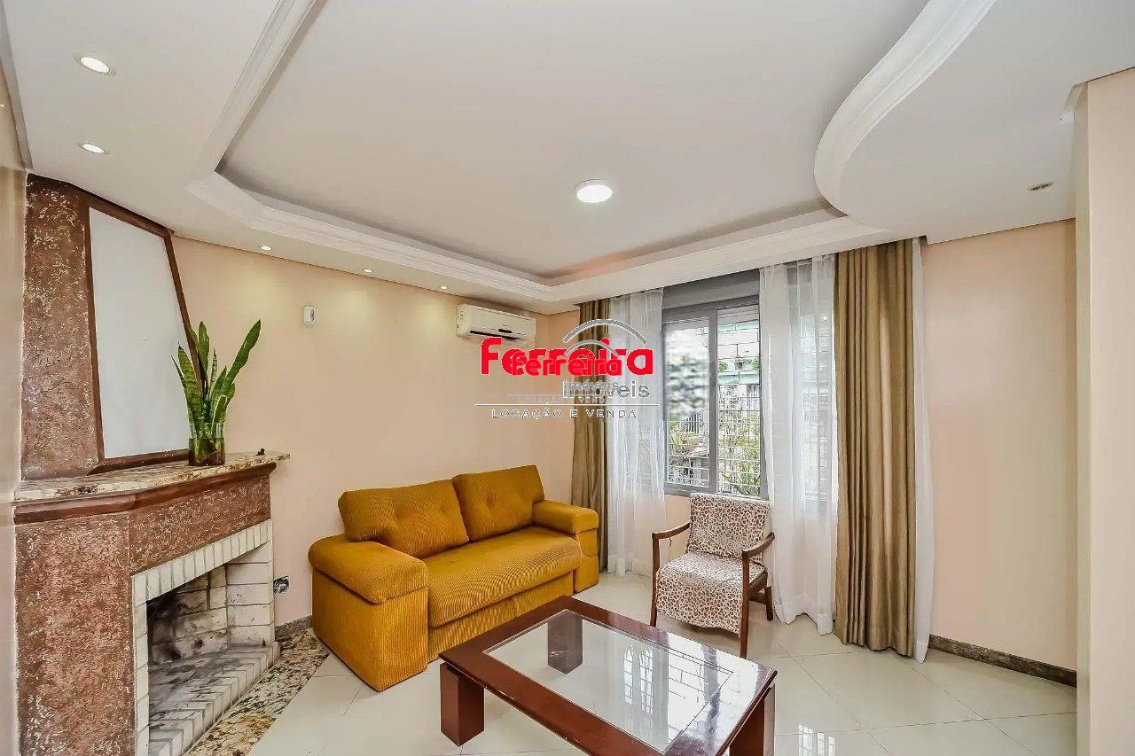 Casa com 315m², localizada no bairro Jardim Itu em Porto Alegre/RS.