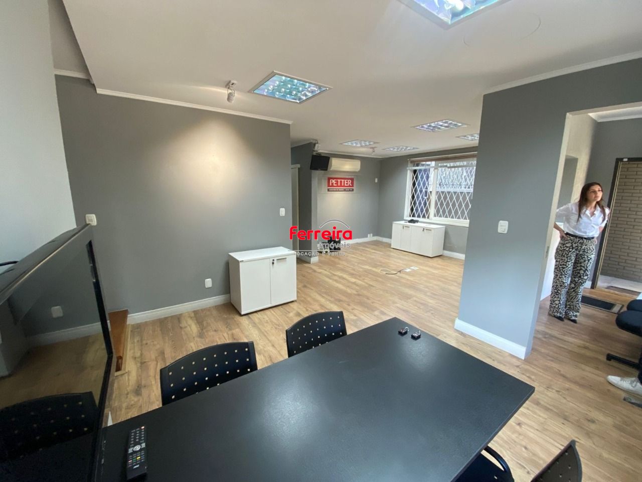 Casa comercial com 250m², localizada no bairro Petrópolis em Porto Alegre/RS.