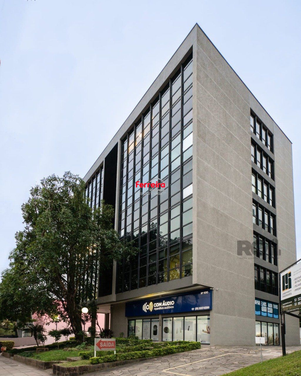 Conjunto/Sala comercial com 160m² na Avenida Carlos Gomes /Porto Alegre
