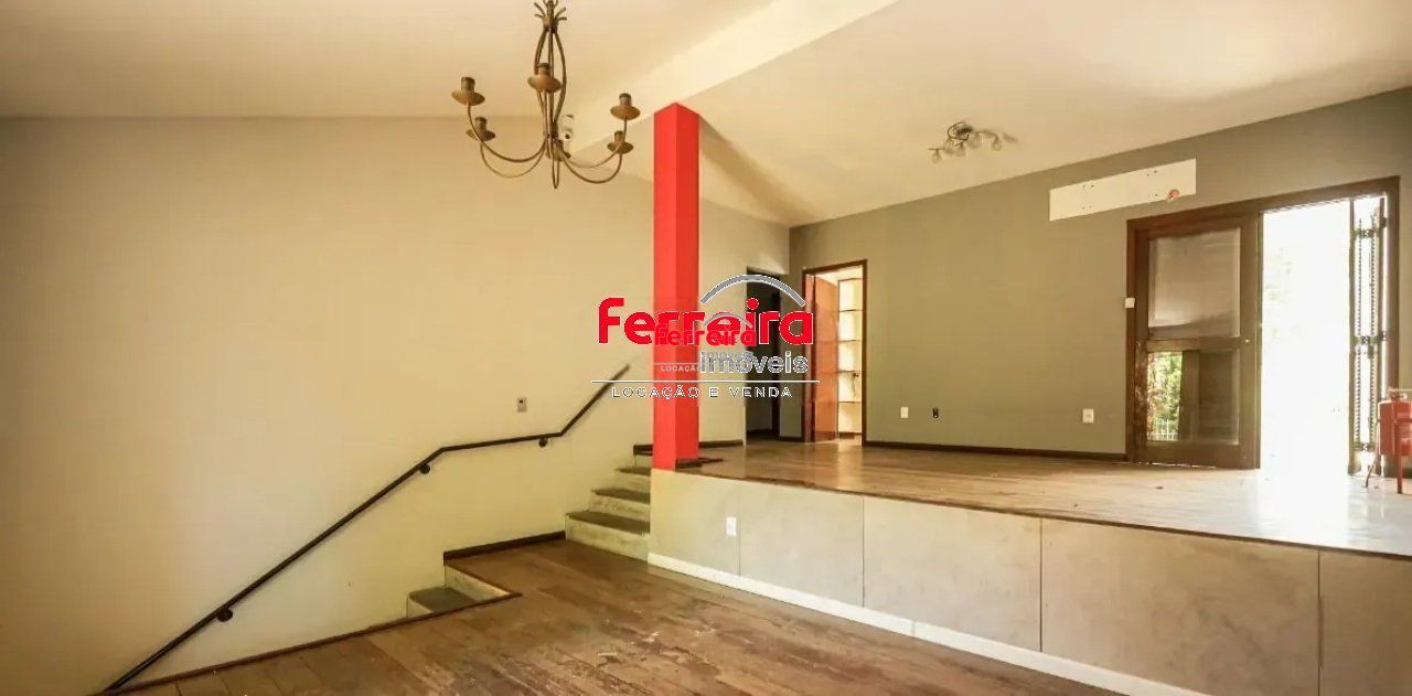 Casa com 240m², localizada no bairro Jardim Itu em Porto Alegre/RS.