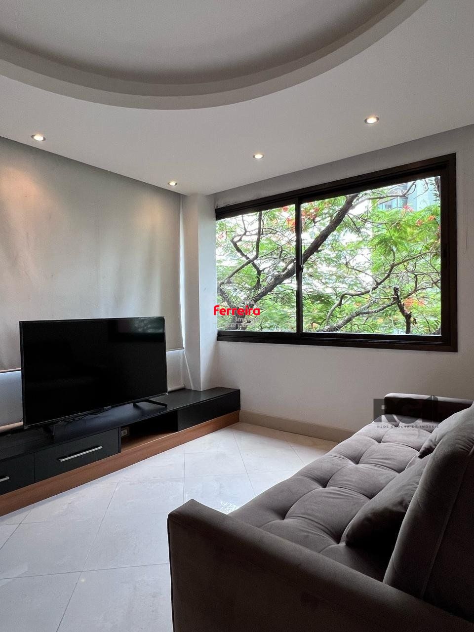 Excelente apartamento inteiramente decorado e mobiliado, com ótimo acabamento em localização privilegiada.