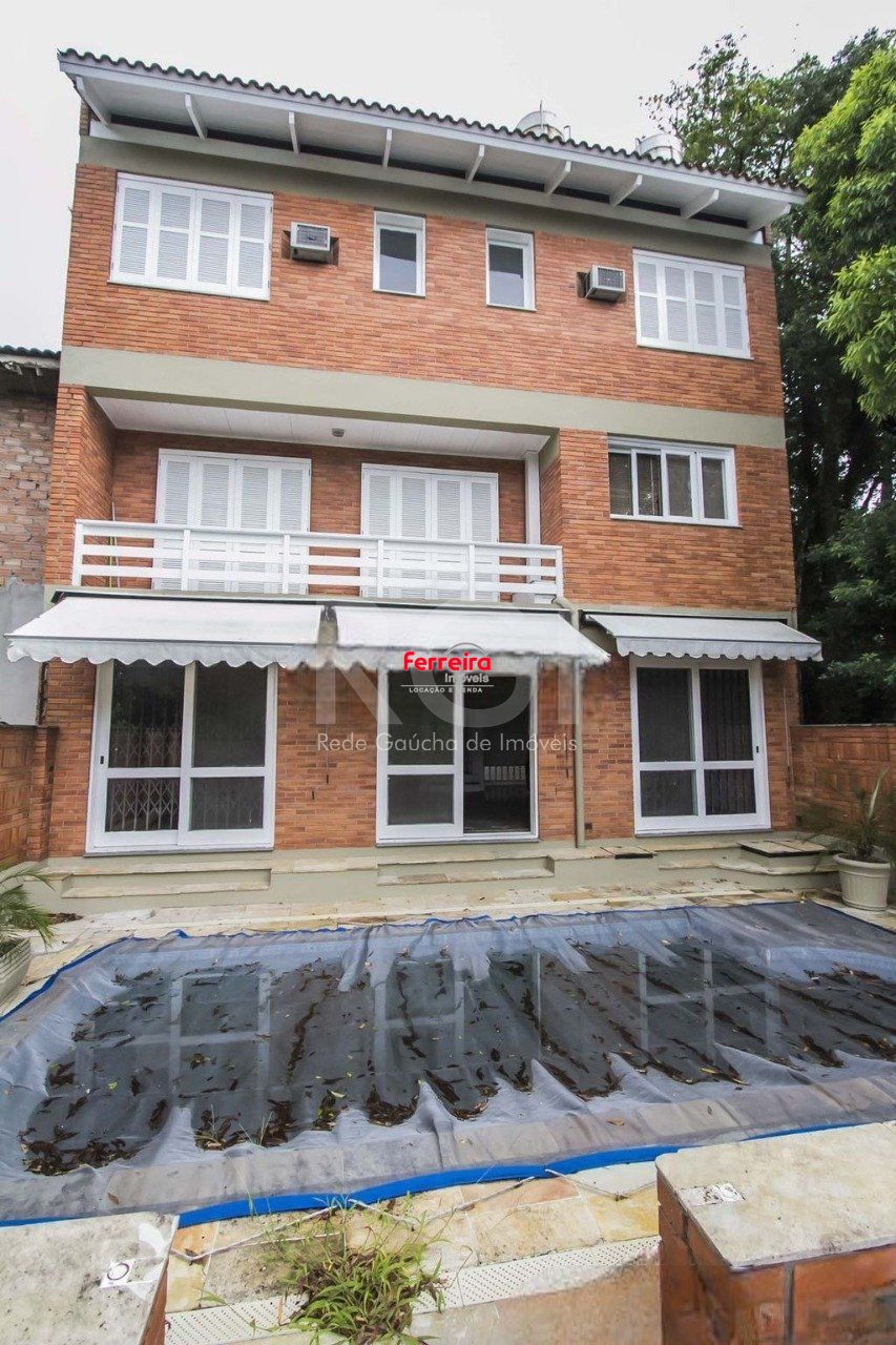 Casa com excelente padrão de construção, com 360m² de área privativa em terreno de 455m². Ótima orientação solar.