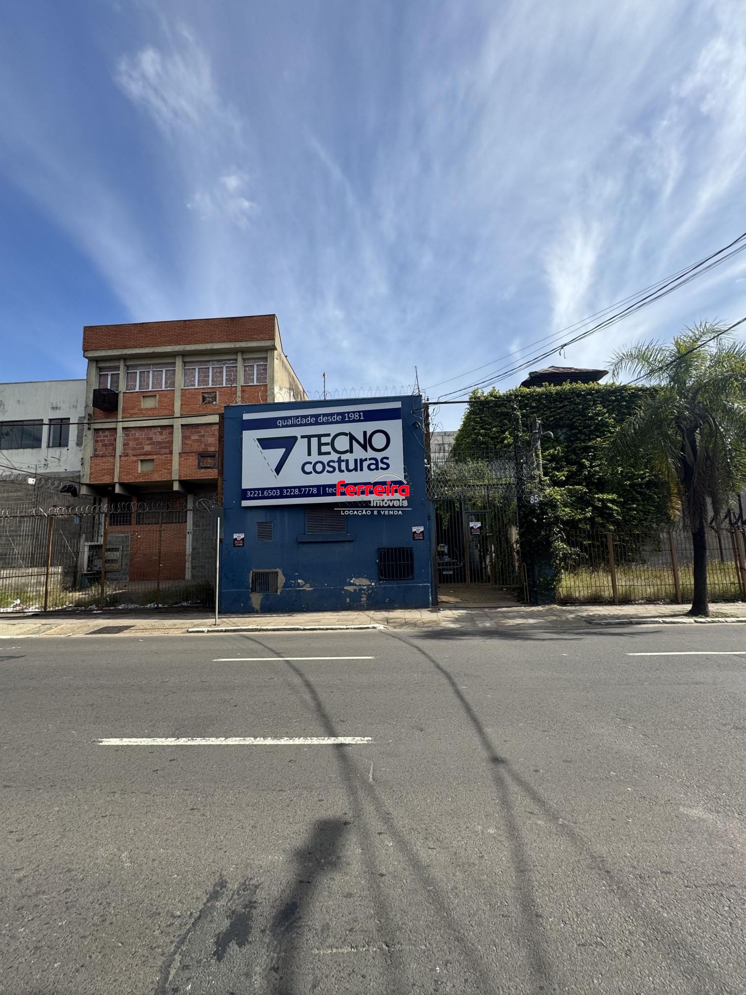 Espaço amplo, banheiros e garagem no Bairro Floresta