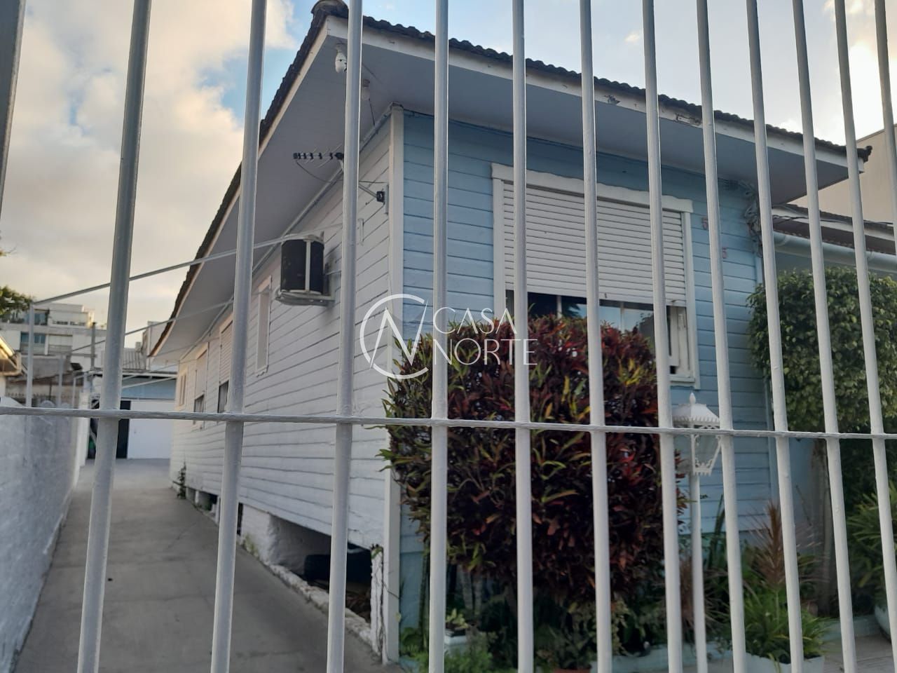 Casa à venda com 3 quartos, 591m², 2 vagas, Rua São Francisco no bairro Santana em Porto Alegre