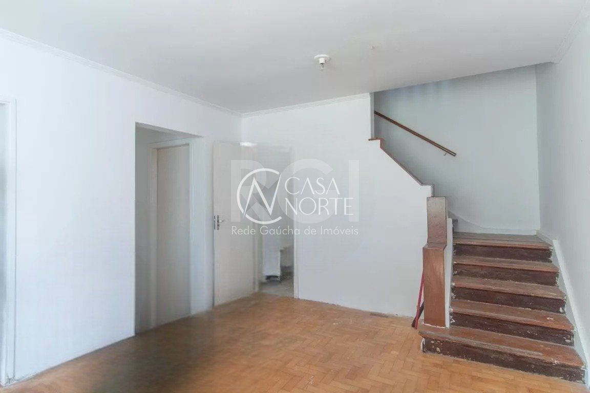 Casa à venda com 3 quartos, 275m², 4 vagas, Rua Doutor Sebastião Leao no bairro Azenha em Porto Alegre