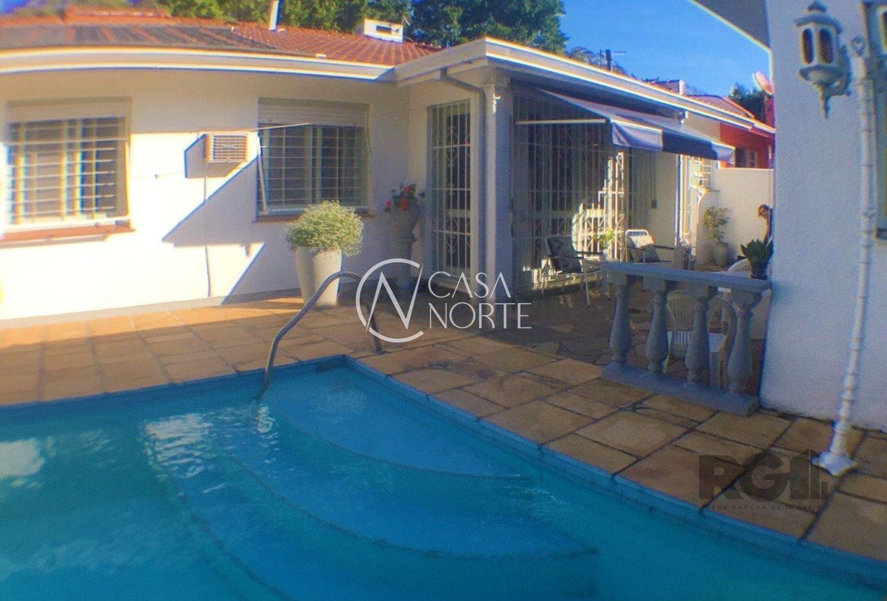 Casa à venda com 3 quartos, 200m², 1 suíte, 4 vagas, Rua Rubens Rosa Guedes no bairro Jardim Itu em Porto Alegre