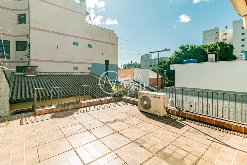 Casa à venda com 3 quartos, 299m², 1 suíte, 2 vagas, Rua: Eduardo Chartier no bairro Passo da Areia em Porto Alegre